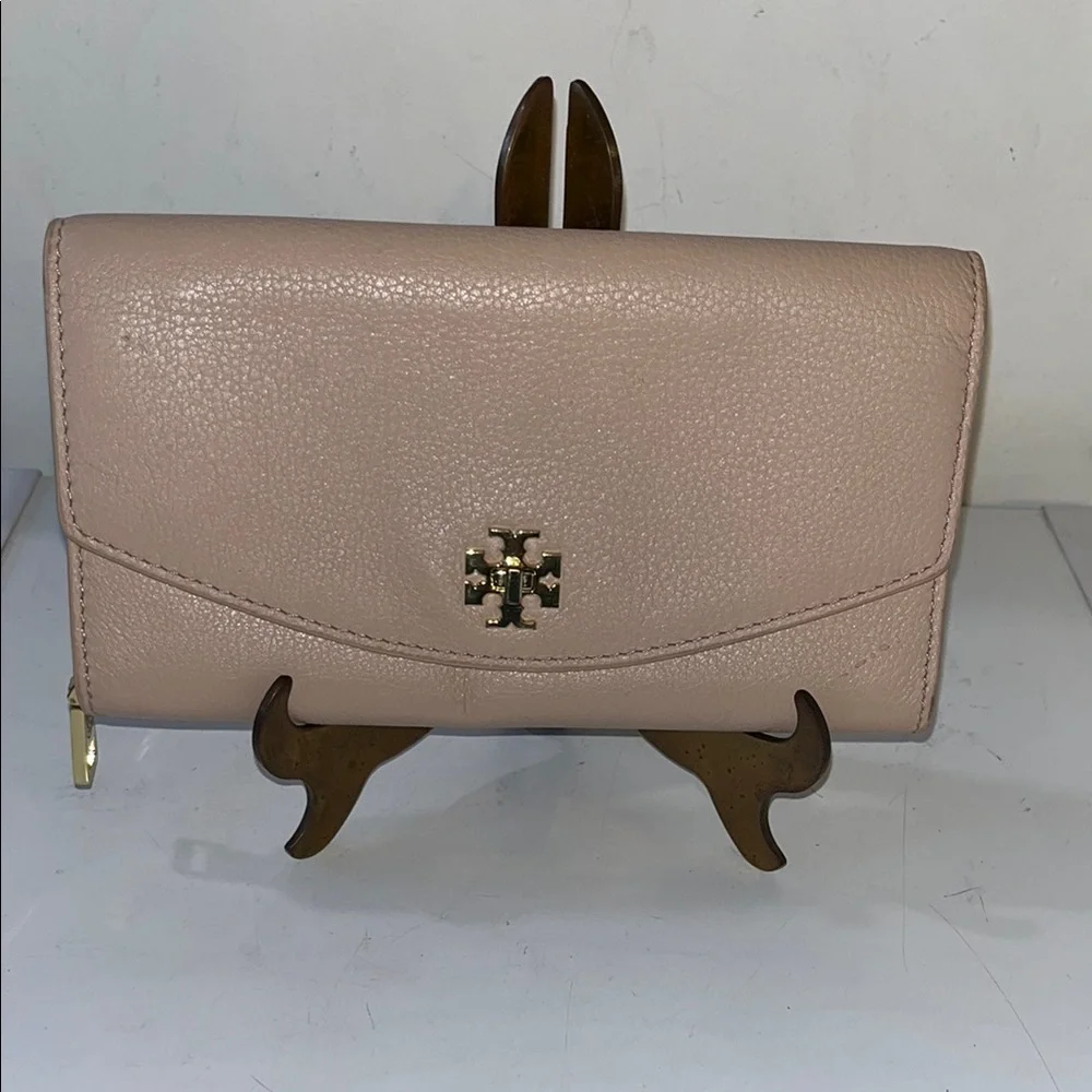 TORY BURCH PINK PEBBLED LEATHER WALLET WITH FLAP CLOSURE
